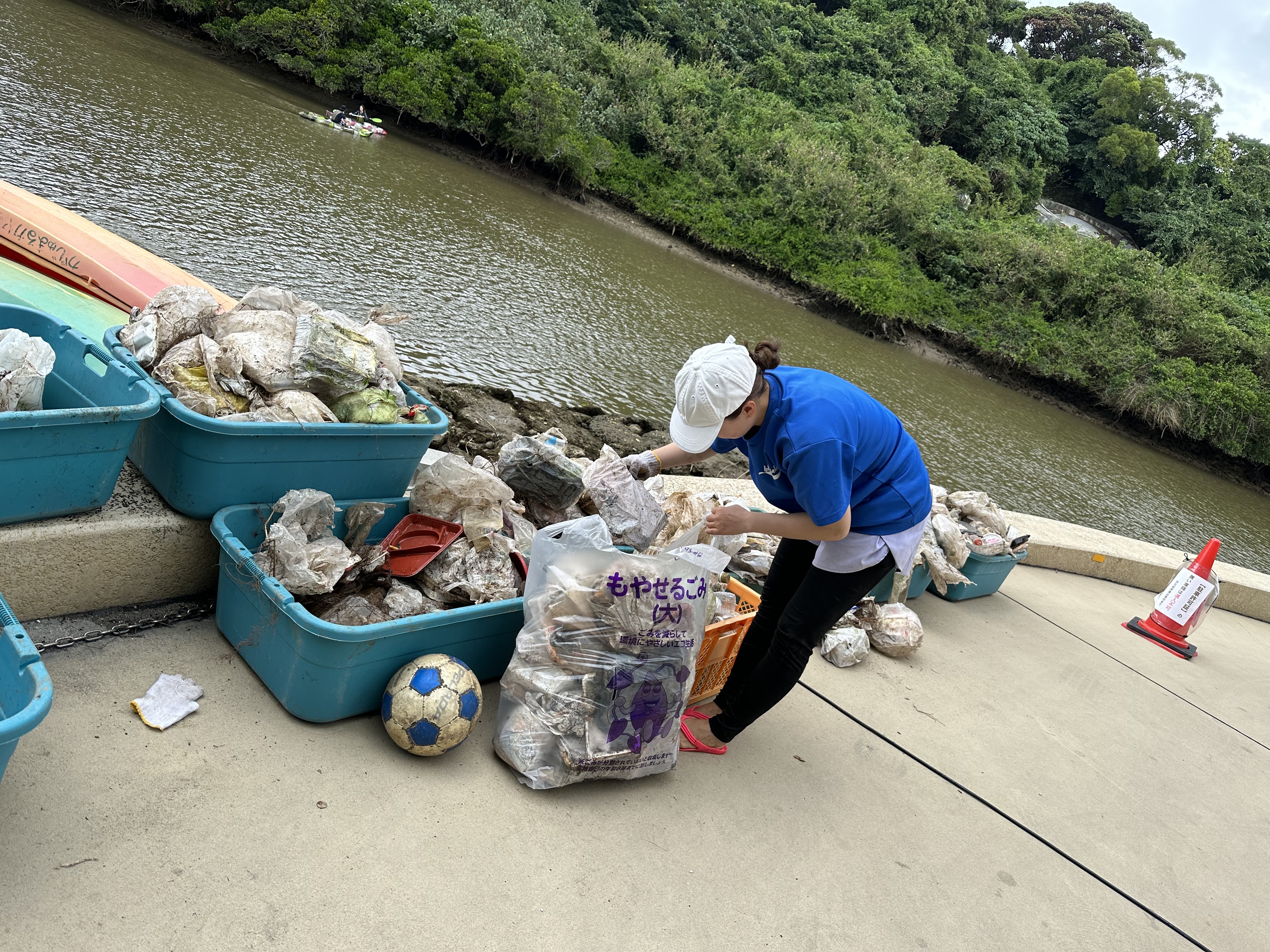 不法投棄ゴミの分別作業_比謝川自然体験センター