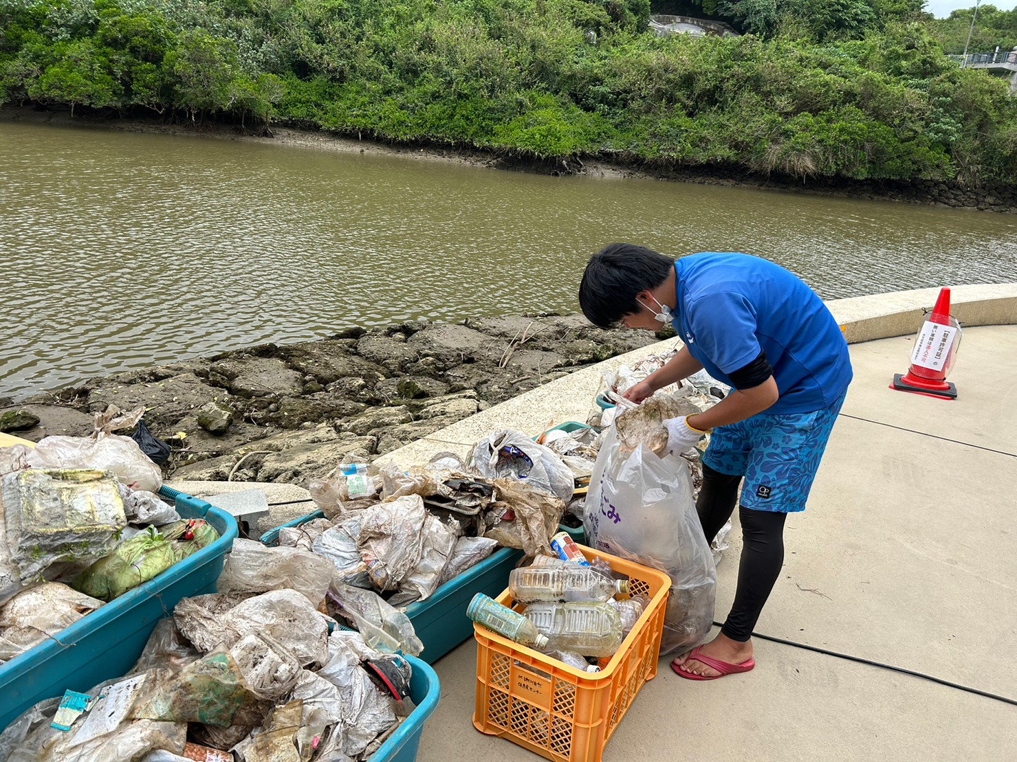 不法投棄ゴミの分別作業02_比謝川自然体験センター